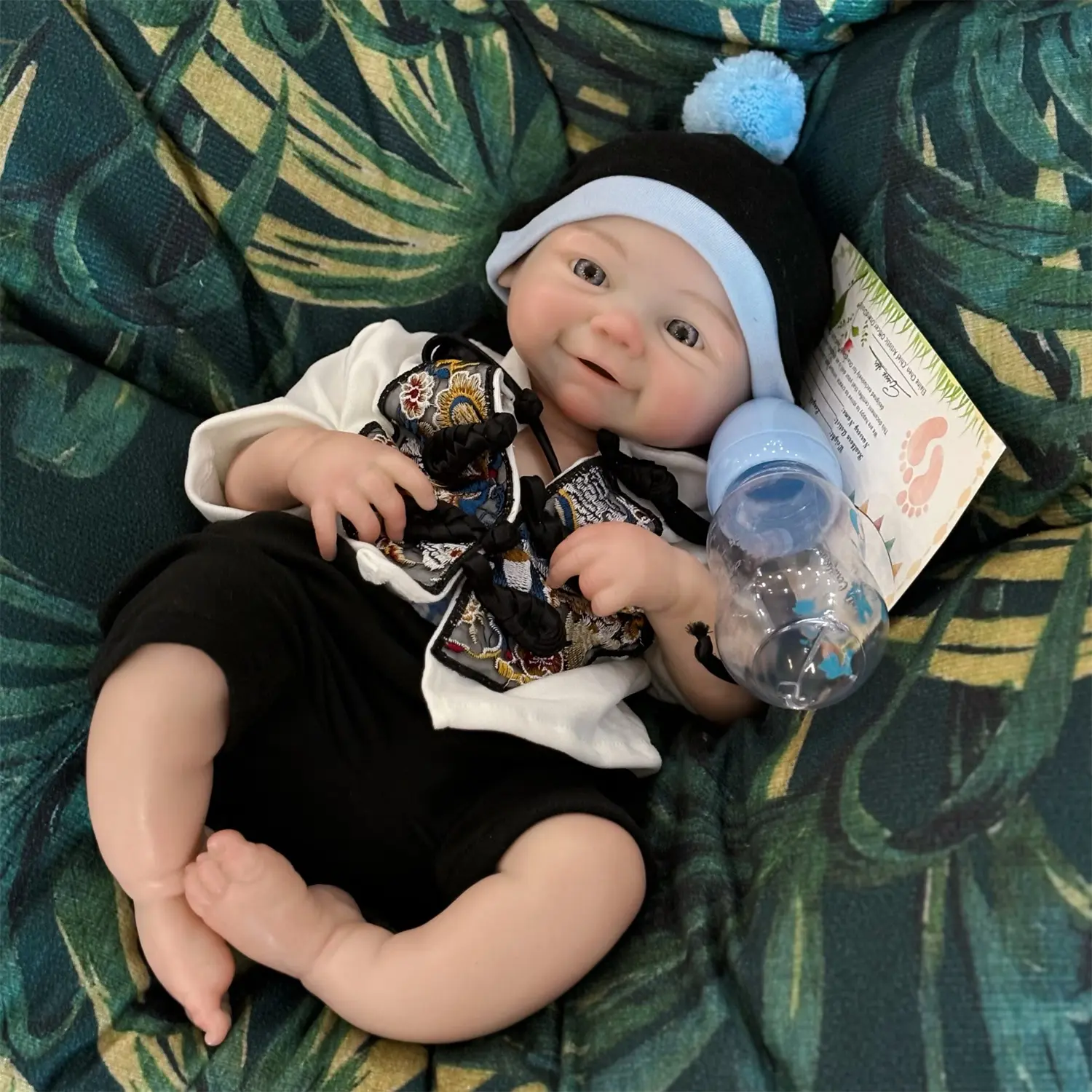 18 inches45cm tall Reborn doll, made of soft silicone fora lifelike feel; newborn girldoll that appears brand new. Comes with a birthcertificate and clothing-the perfect gift for a child.