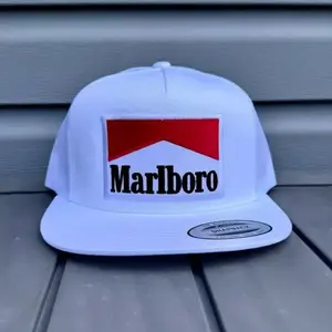 Marlboro Patch Embroidered Trucker Hat, Retro Cigarette Logo Snapback Cap, Flat Bill Mesh Hat, 90s Style Baseball Cap, Adjustable Trucker Hat, Western Cowboy Hat, Ranch Outdoor Cap, Streetwear Gift, Unisex Casual Hat