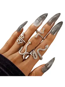 Vintage snake pattern ring set, 4-piece exaggerated animal ring set, men's punk rock jewelry, unique personality accessories