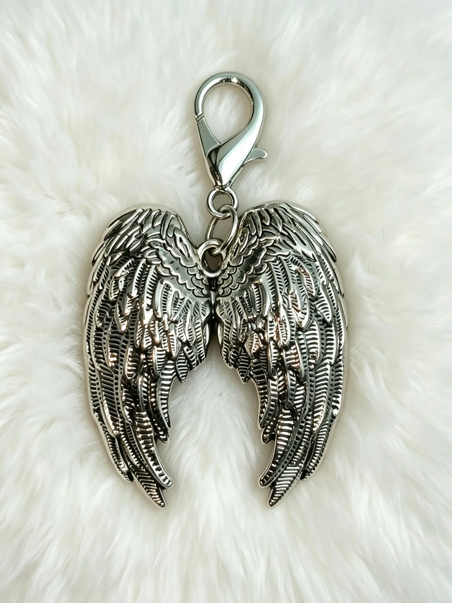 Bag Charm Angel Wings Metal Keychain Vintage Distressed Finish Three-Dimensional Carved Pendant Dark Punk Retro Style Street-Style Cool Vibes For Bags And Keys Trendsetting Youth, Subculture Enthusiasts Fashionable Alloy Keychain Cool Keychains