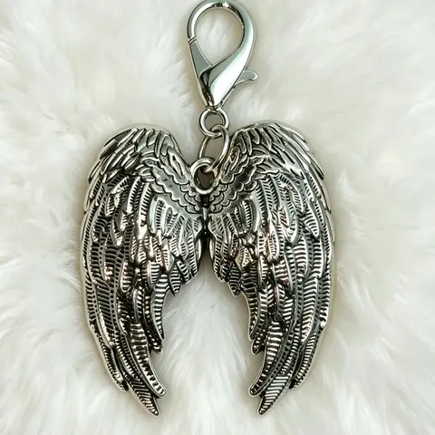Bag Charm Angel Wings Metal Keychain Christmas Gift Vintage Distressed Finish Three-Dimensional Carved Pendant Dark Punk Retro Style Street-Style Cool Vibes For Bags And Keys Trendsetting Youth, Subculture Enthusiasts