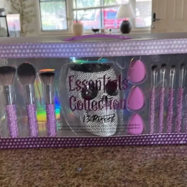 BRAND NEW-13 Piece Limited Edition Halloween Heart-stopper Rhinestoned Essentials Collection- 9 Brush Collection, 3 Beauty Makeup Blenders, and a Bedazzled Storage Skull Storage- Sponges & Applicators, All-in-one Set, Face Makeup Sets