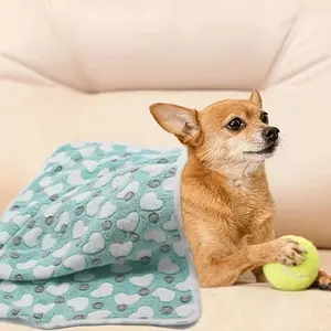 Cute Heart-Shaped Pet Blanket, Soft Polyester Fiber Material, Random Color, Designed for Cats, Cozy Pet Bedding, Comfortable Pet Furniture