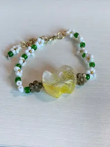 Beaded flower bracelet with resin encased flower pendant