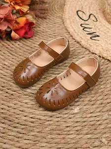 Hollow Out Flower Decorated Slip on Flats, Soft Sole Flats, Casual Comfortable Breathable Flat Shoes for Daily Wear, Fashionable Shoes for Girls