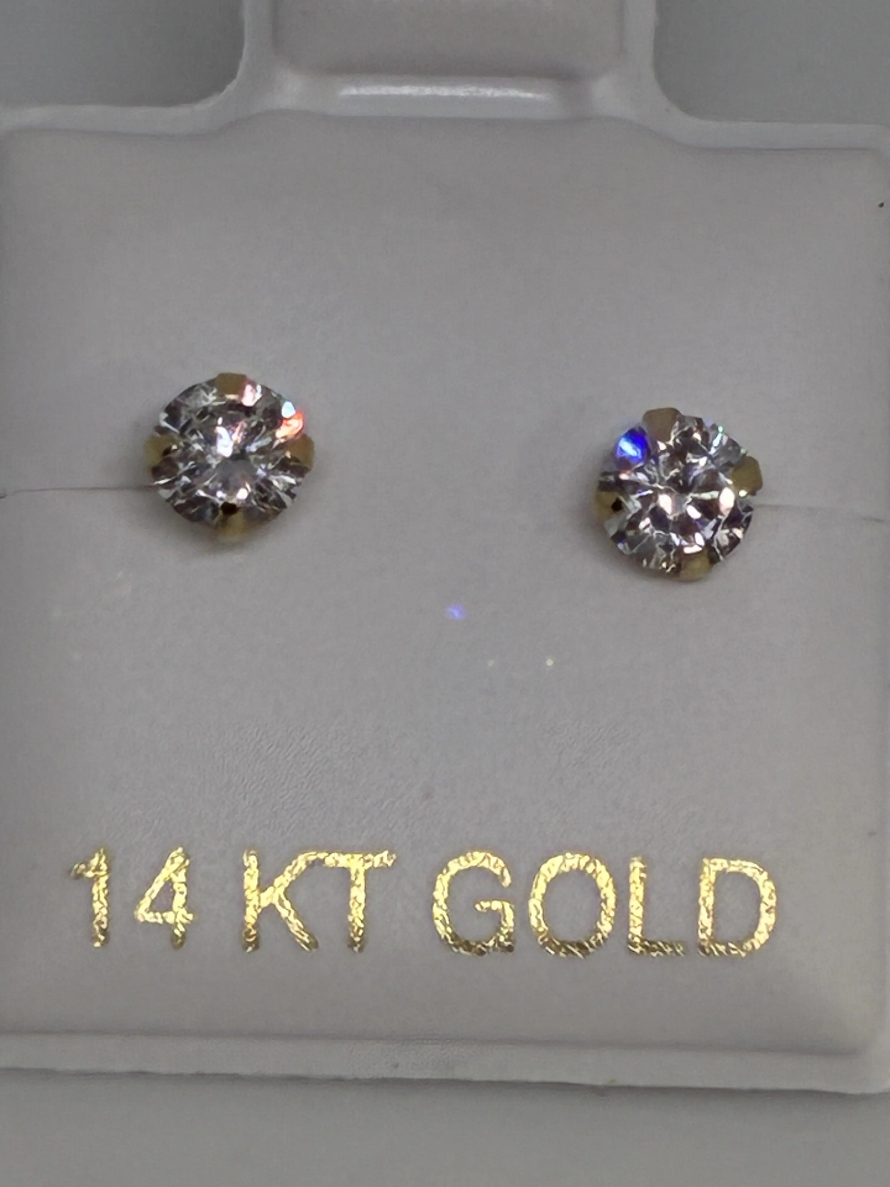 Stud earring with clear stone