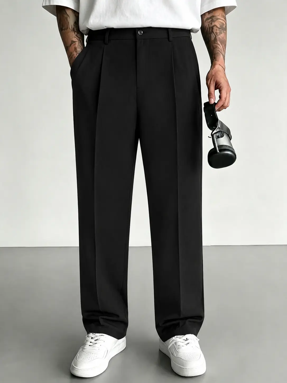 One men’s dress pants with a fluid drape, mature commuter style, high waist, double pleats, loose straight cut, smooth, wrinkle-resistant fabric, side slash pockets—suitable for everyday commuting, helps flatter the leg shape, premium feel.