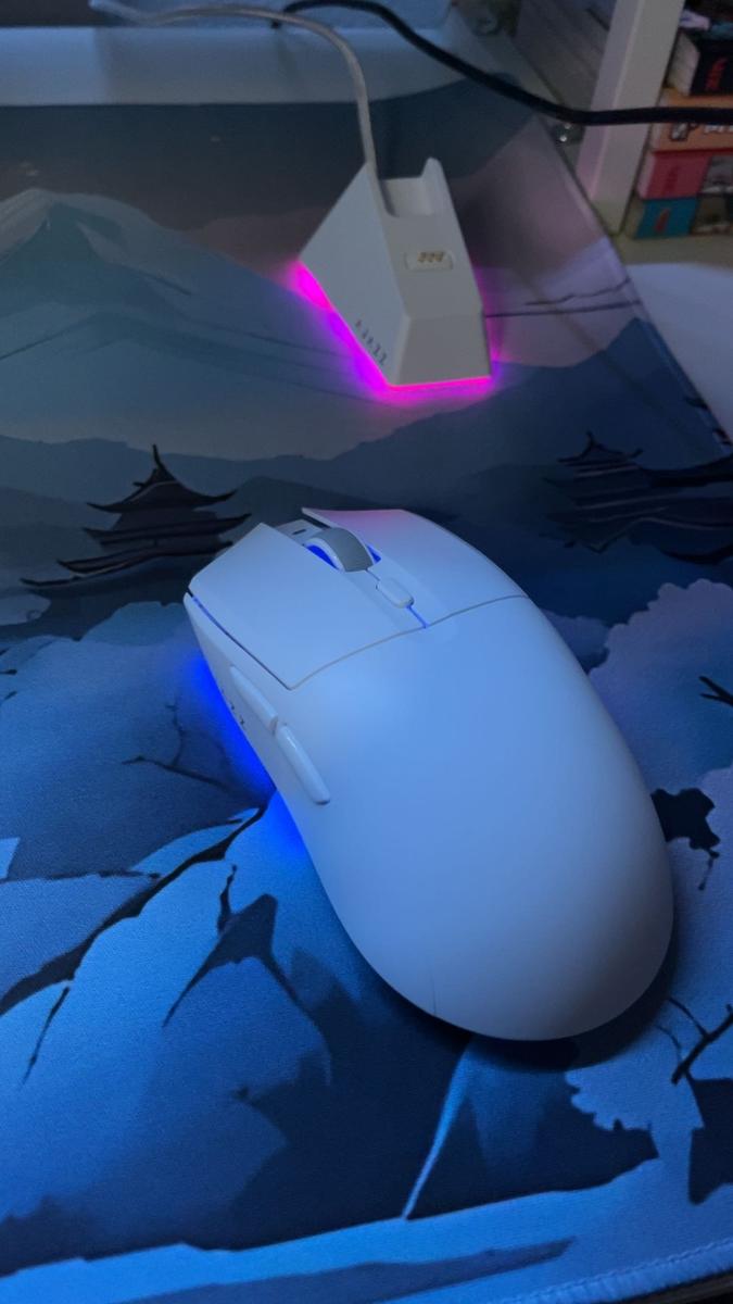 Item: White, AJ139 V2 MC