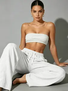 Women’s high-street style joggers with a drapey feel—loose yet slimming, high-waisted, with side seam detailing. Light gray, versatile relaxed-fit sweatpants suitable for everyday wear in all seasons.