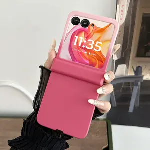 A jelly-like phone case with hinge protection and a hard PC back panel to protect the phone. This phone case is suitable for Motorola Razr 2026, Razr 2025, Razr 2026, Razr 70, Razr 60, Razr 50 Ultra