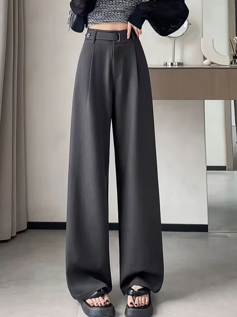 One piece women’s pleated high waist wide leg trousers with a smooth drape; urban casual style. Includes an adjustable belt and front double pleats. Suitable for daily commuting, shopping, and exploring shops; relaxed, versatile, trendy, and visually appe