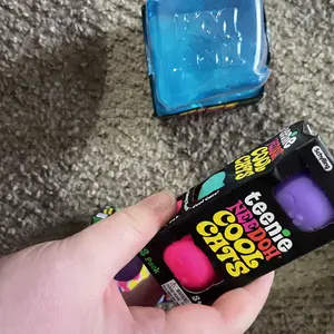 NeeDoh Gumdrop – Gumdrop-Shaped Sensory Toy with Groovy Squeeze, 4 Assorted Colors (One Random Color)