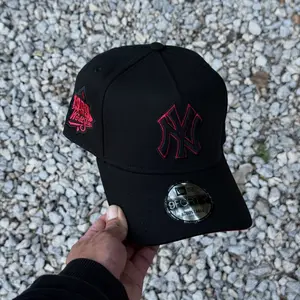 New Era NY Yankees 9FORTY Black Red Hat – Adjustable Strapback, Red Outline Logo, 1999 World Series Side Patch