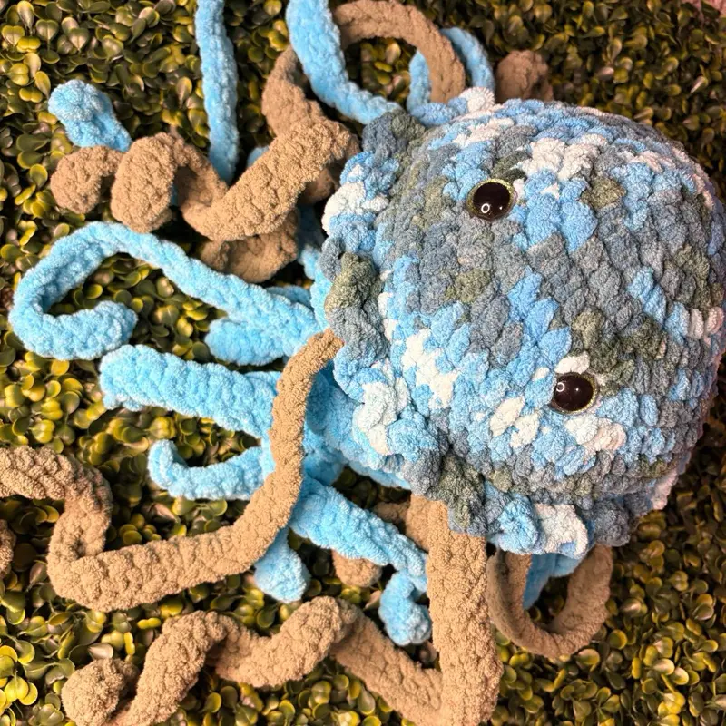 Handmade Jumbo Blue & Green Crochet Jellyfish Plush with Blanket Yarn, Soft Stuffed Animal, Cute Amigurumi Ocean Gift for DIY Knitting Enthusiasts