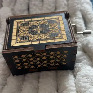 Hand-cranked Music Box You Are My Sunshine/Can't Help Falling in Love Wood Antique Engraved Musical Case for Loved Ones Gifts for Lover Boyfriend Girlfriend Husband Wife