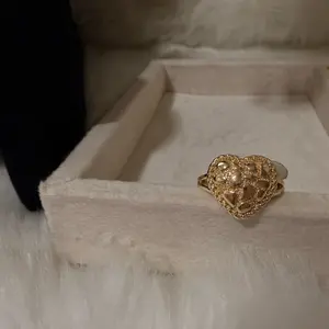 Luxe Nugget Heart Shaped Ring - Elegant Gold Tone Design with Intricate Detailing for Special Occasions