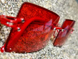 LUMÉA NOIRE Red Square Frameless Modern Sunglasses