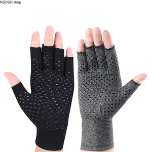Non-Slip Fingerless Compression Gloves, Black Grippy Design for Gym & Lifting, Lightweight & Breathable, Reduces Hand Fatigue, Perfect for Workouts, Yoga & Everyday Activities
