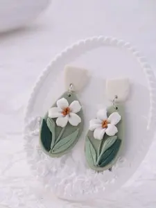 Elegant Handmade Polymer Clay Earrings, 3D Lily Flower Design, Realistic Floral Jewelry, Perfect for Gifts and Vacations