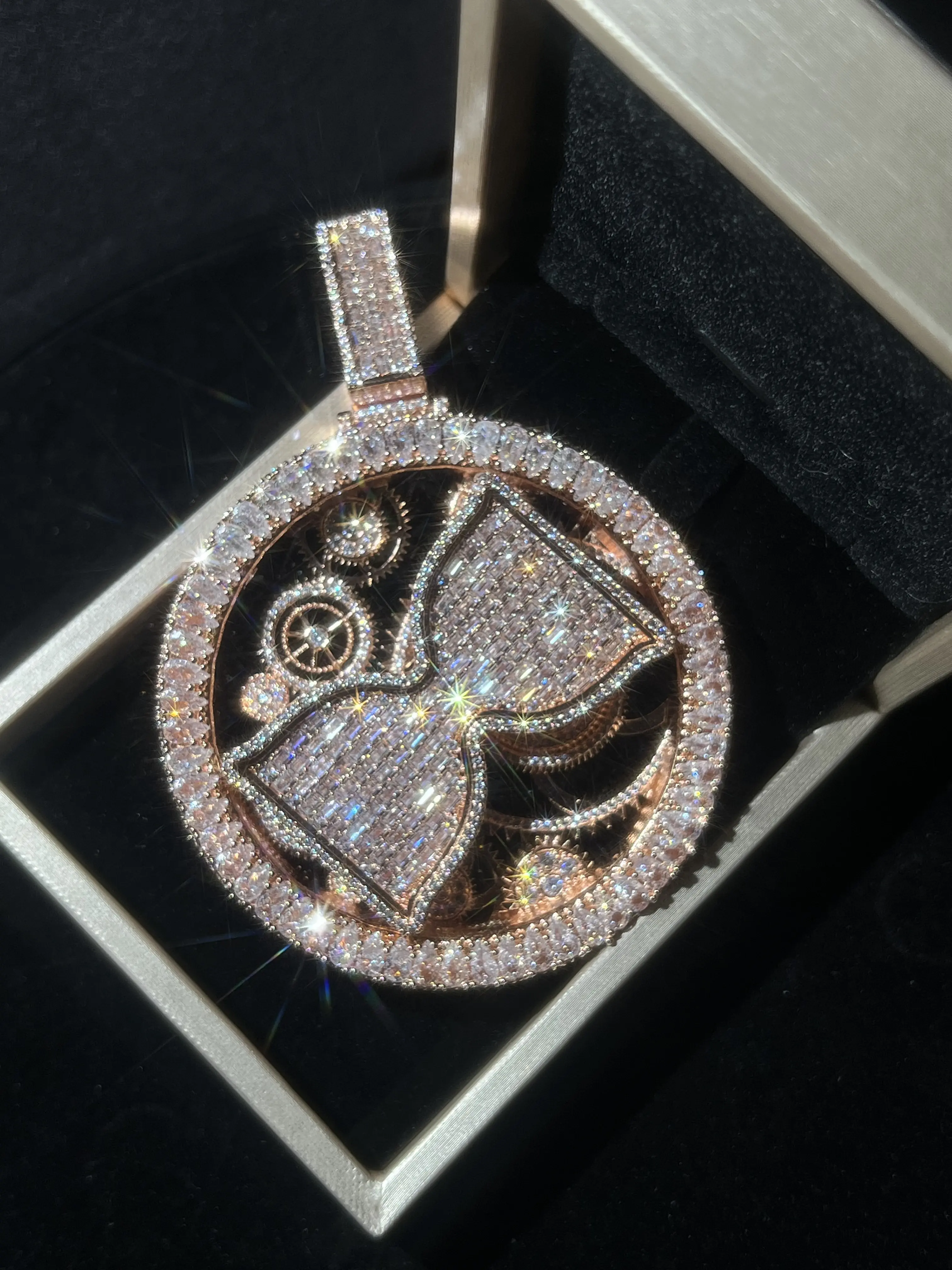 Personalized Hiphop Iced-out Hip Hop Pendant Texture Hiphop Double-sided 3D Iced-out Medal Amulet VVS Custom Honor Hip Hop Pendant, Rap Pendant Style, Anniversary Gift, Hip Hop Gift