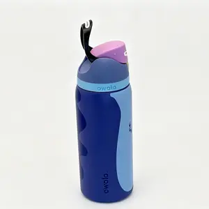 ，： Owala FreedSip 32oz Stainless Steel Straw Insulated Water Bottle, BPA-Free Blue Stitch Print, Heat & Cold Retention, Portable Carry Loop for Sports Travel Office Outdoor