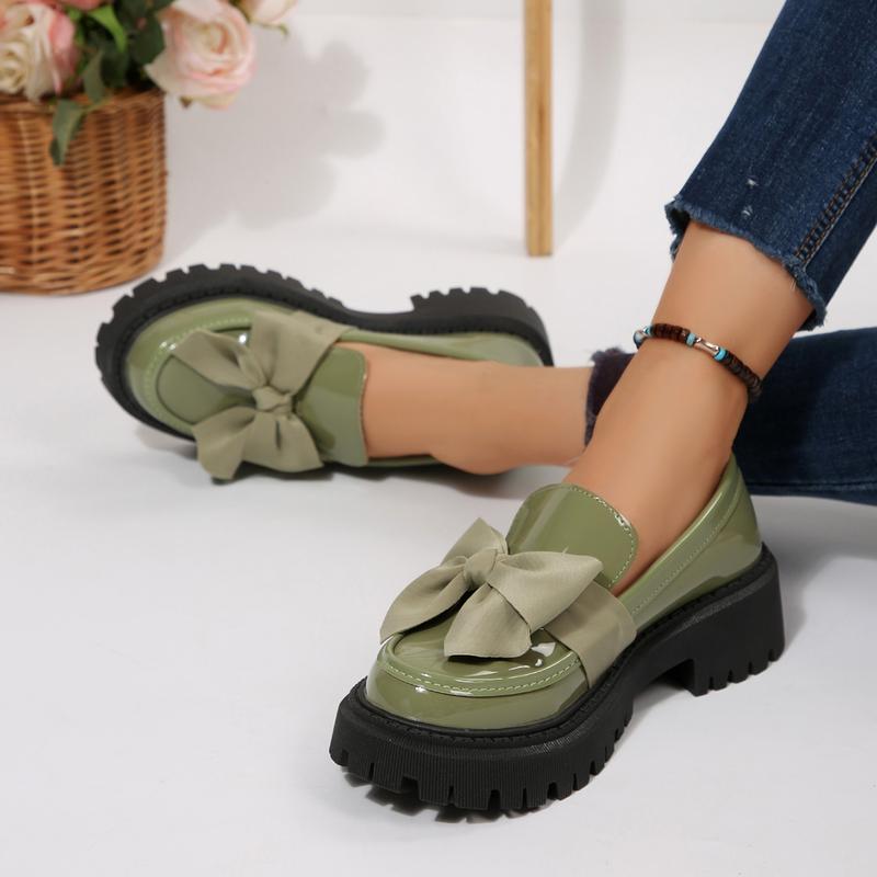 Lacquer leather with high gloss and exquisite bow tie, thick soled loafers