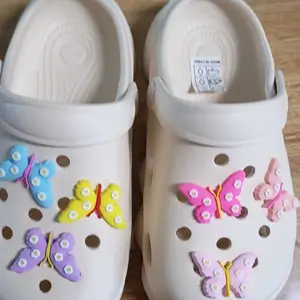 Charming Butterfly Garden Clogs for Kids, Lightweight and Breathable Outdoor Shoes, Lightweight Sandal, Stylish Casual Footwear for All Occasions