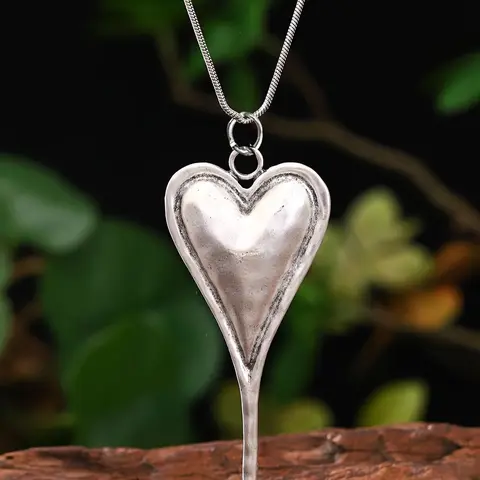 Bohemian Vintage Irregular Metal Heart Pendant Necklace for Men and Women, Retro, Simple, Casual, Versatile, Personalized Design Necklace, Boho Style Jewelry, Fashion Necklace