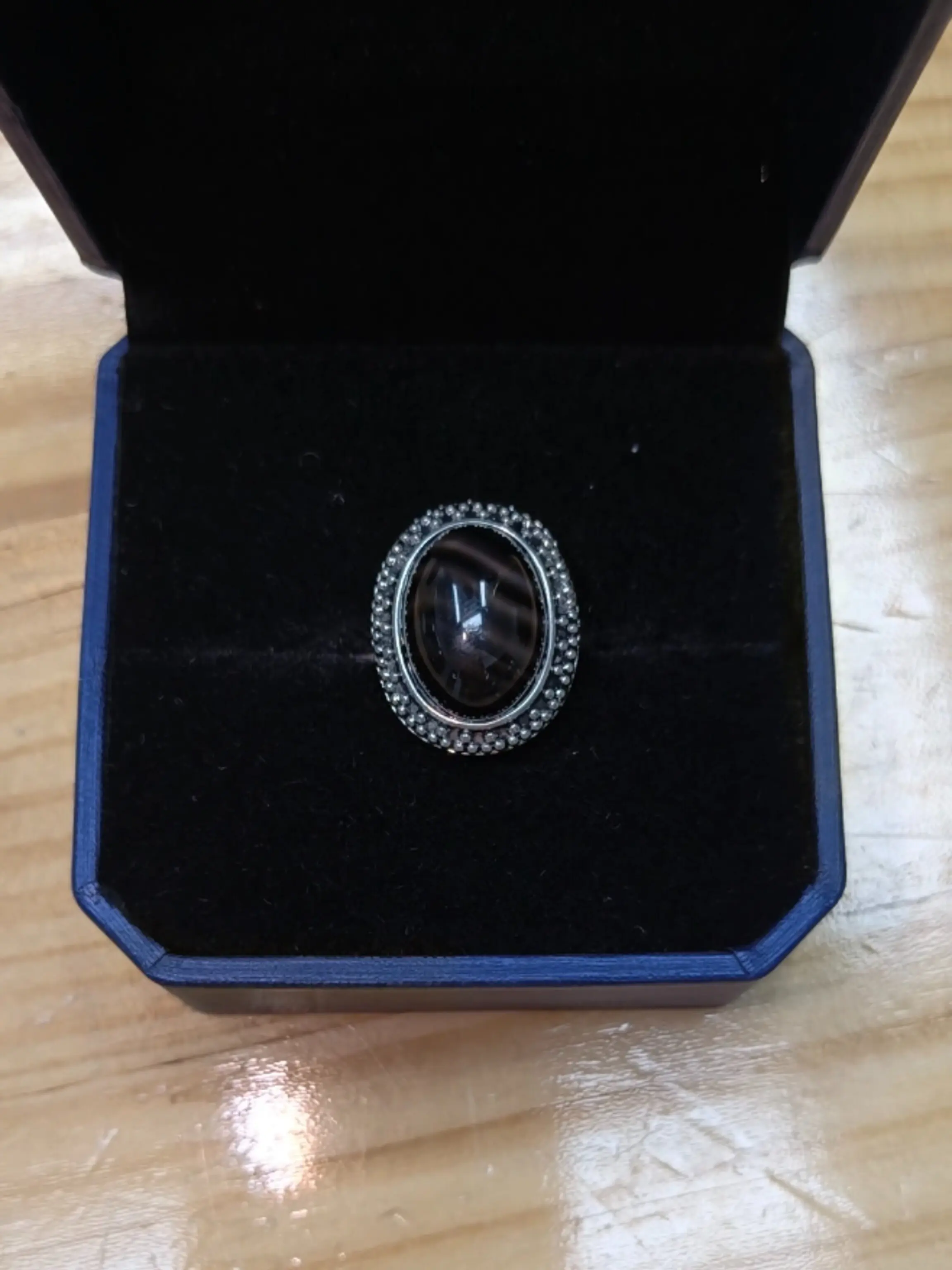 Liz(16538)gc.Dark brown glossy cabochon
