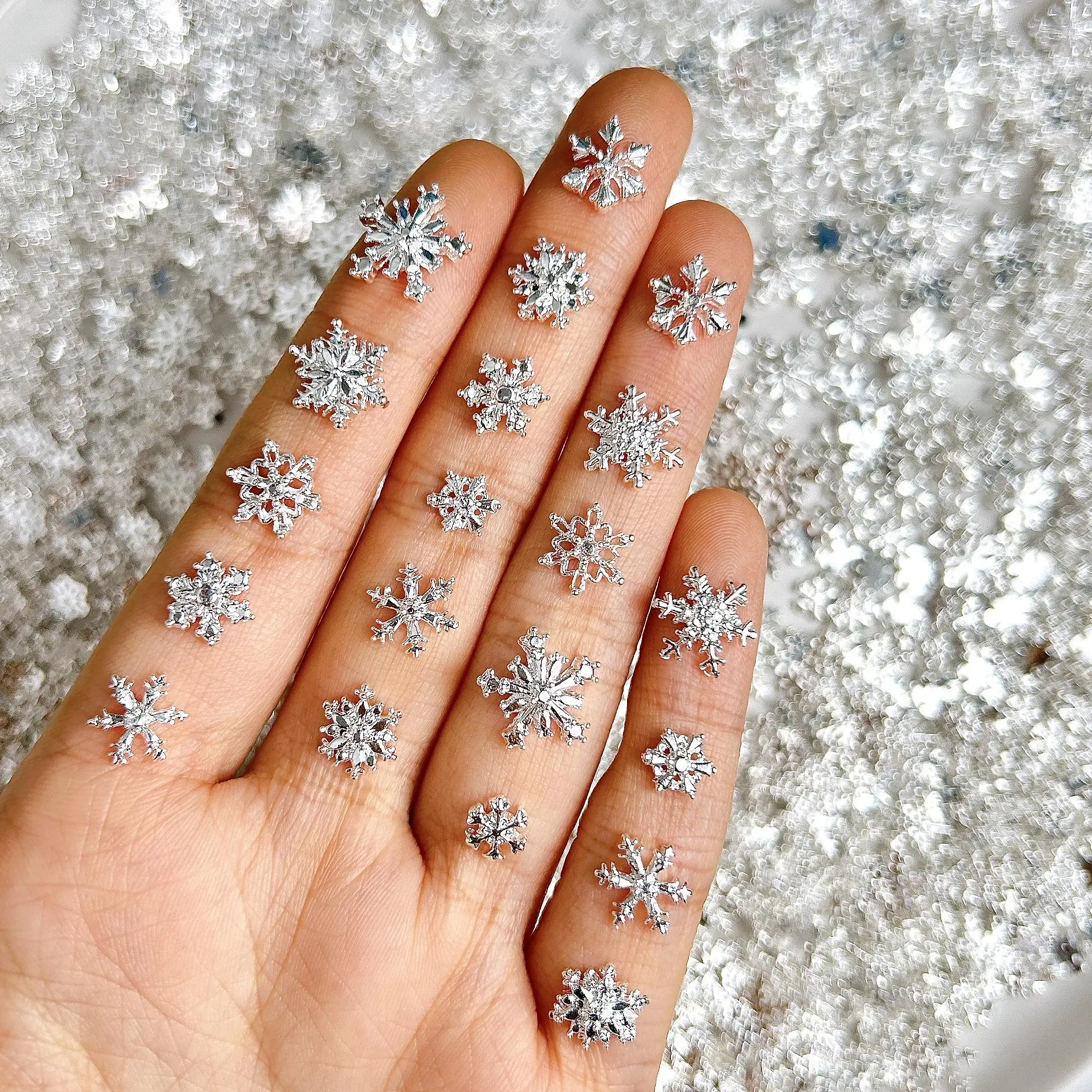 30PCS Multiple Style Delicate Alloy Snowflake Nail Charms Creative Light Luxury Gold Silver Snowflake Nail Art Decorations DIY