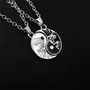 2Pcs Matching Yin Yang Wolf Couple Necklace Set, Black & White Tai Chi Wolf Head Splicing Pendant Necklace for Men Women, Hypoallergenic His & Hers BFF Friendship Anniversary Valentine's Day Gift Jewelry