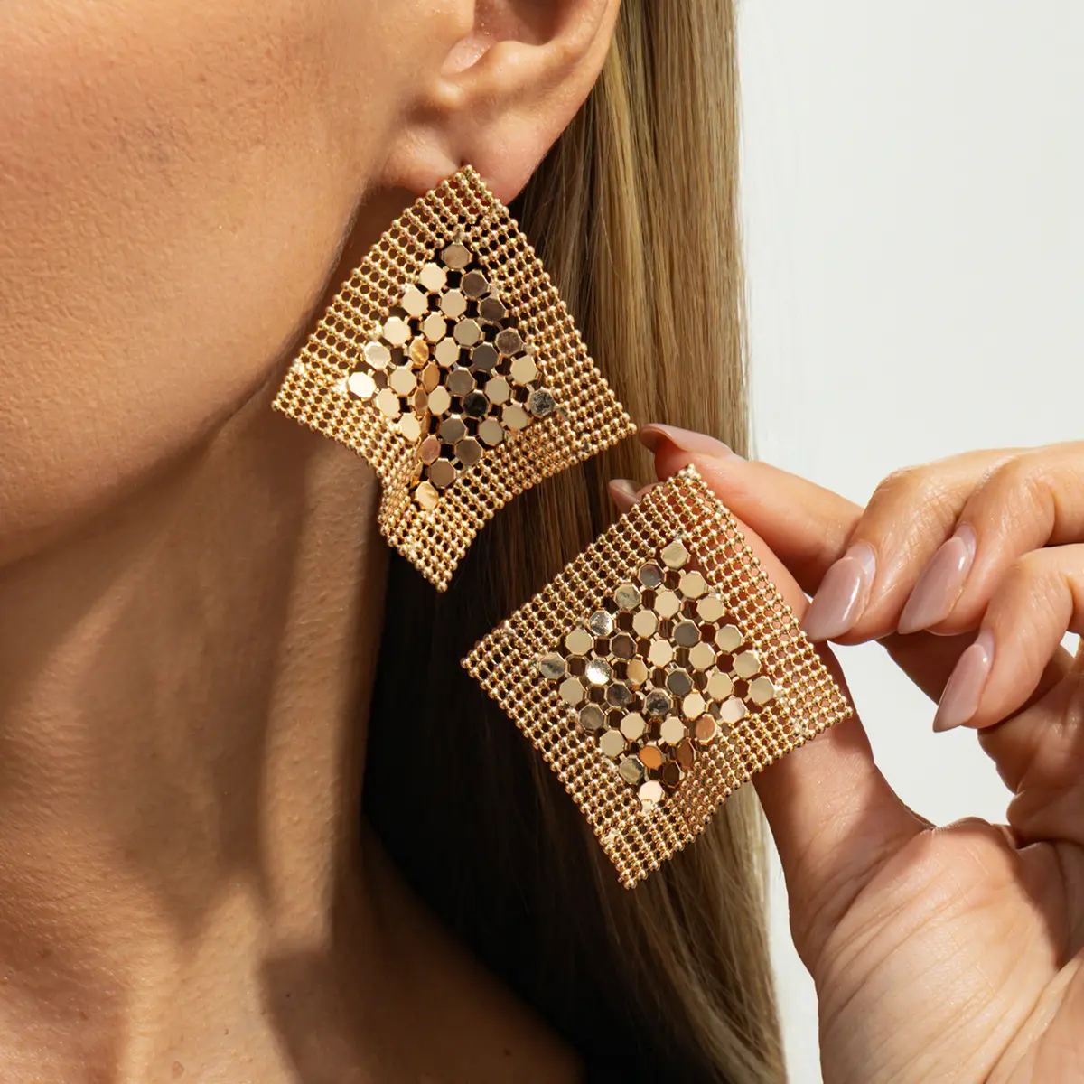 Light luxury minimalist ins-style metallic sequin earrings, fashionable geometric diamond-shaped earrings