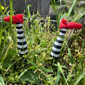 1 Pair of Witch Legs Flower Pot Decoration | 3D Printed Gothic Fence, Plastic Garden Decoration for Potted Plants Courtyard Lawn, Perfect Outdoor Easter Holiday Gift for Friends, Halloween Also Works，It Can Also Be Used As A Bookmark or Gift.