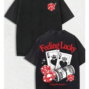 1 PCS Retro "Feeling Lucky - Casino Elements" Graphic Tee: Featuring Distressed Vintage Finish, Front Mini Red Dice Print, Back Bold "Feeling Lucky" Letter Print In Red, Artistic Illustration Of King & Queen Poker Cards, Dice, Casino Chips, And Rolled Do