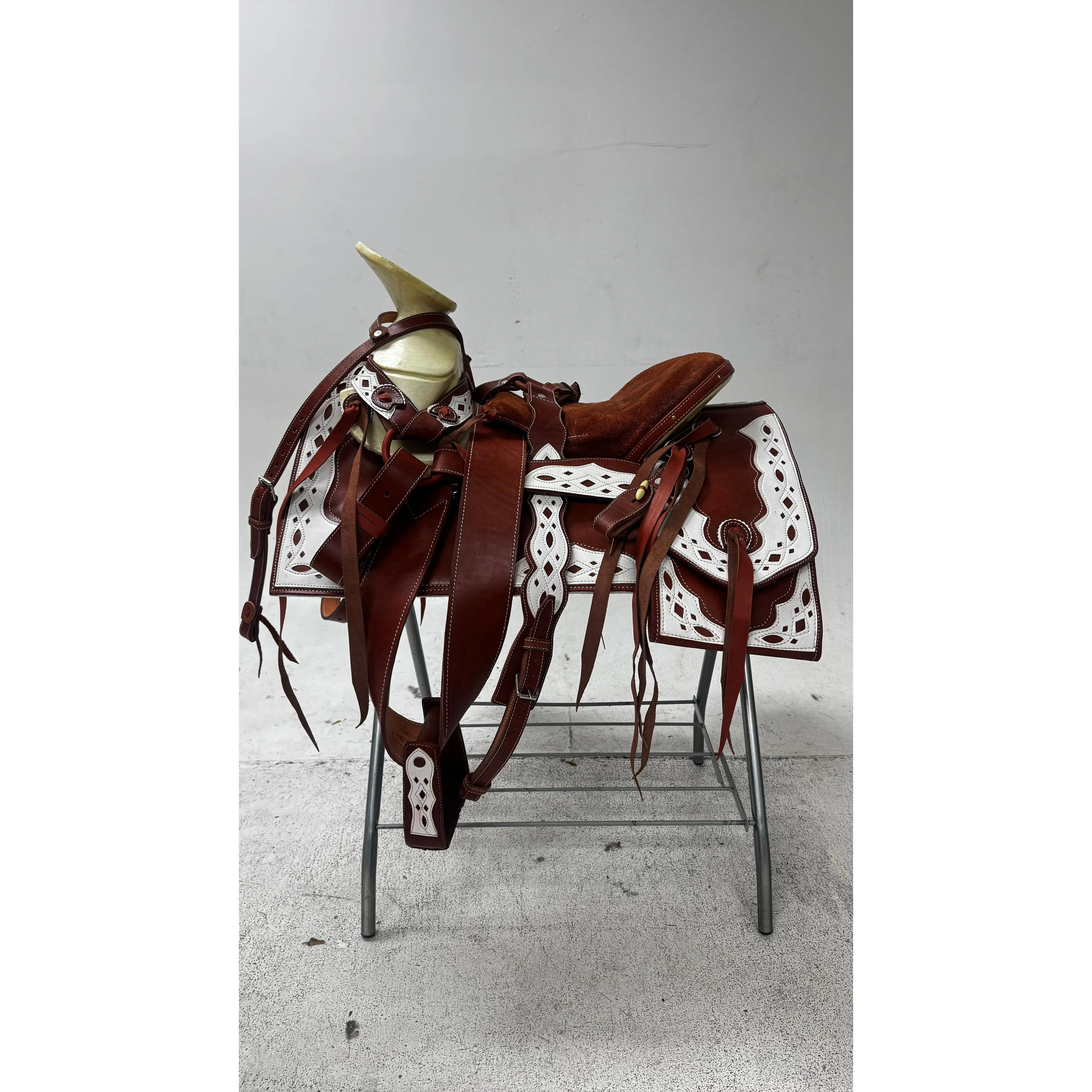 Charro Saddle – Chestnut Leather with White Cutout Detailing (15.5”) “El Encino”