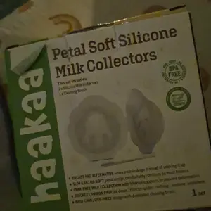 haakaa Petal Soft Silicone Milk Collector, Discreet Milk Catcher, Leak-Protection Breast Milk Saver, Reusable Breast Shells Milk Collection Cup for Breastfeeding with Cleaning Brush