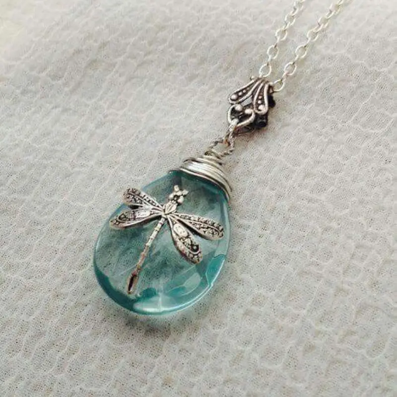Women's Bohemian Retro Dragonfly-Shaped Blue Synthetic Zircon Pendant Necklace - Costume Jewelry for Commuting, Leisure Wear, Perfect Holiday Gift luxury