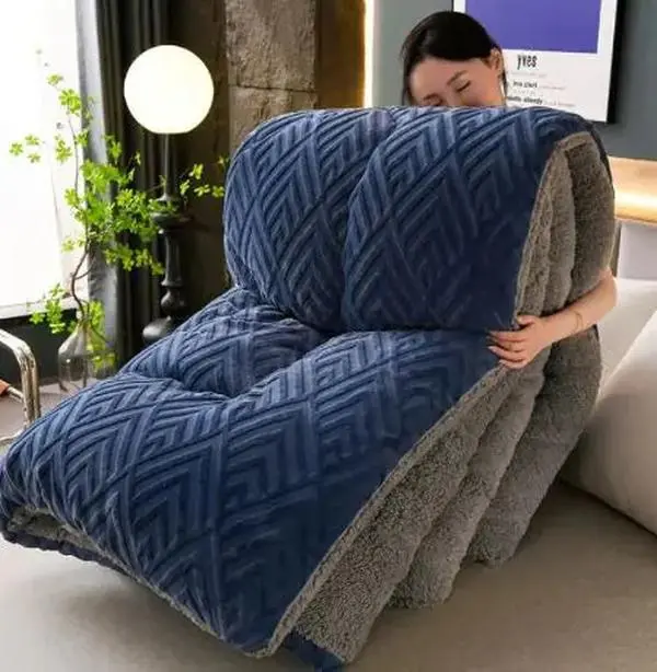 Winter Fluffy Warm Comforter - Ultra-Soft Plush Fabric, Breathable Design, Ideal for Cold Weather, Elegant Stitching for Even Warmth Distribution