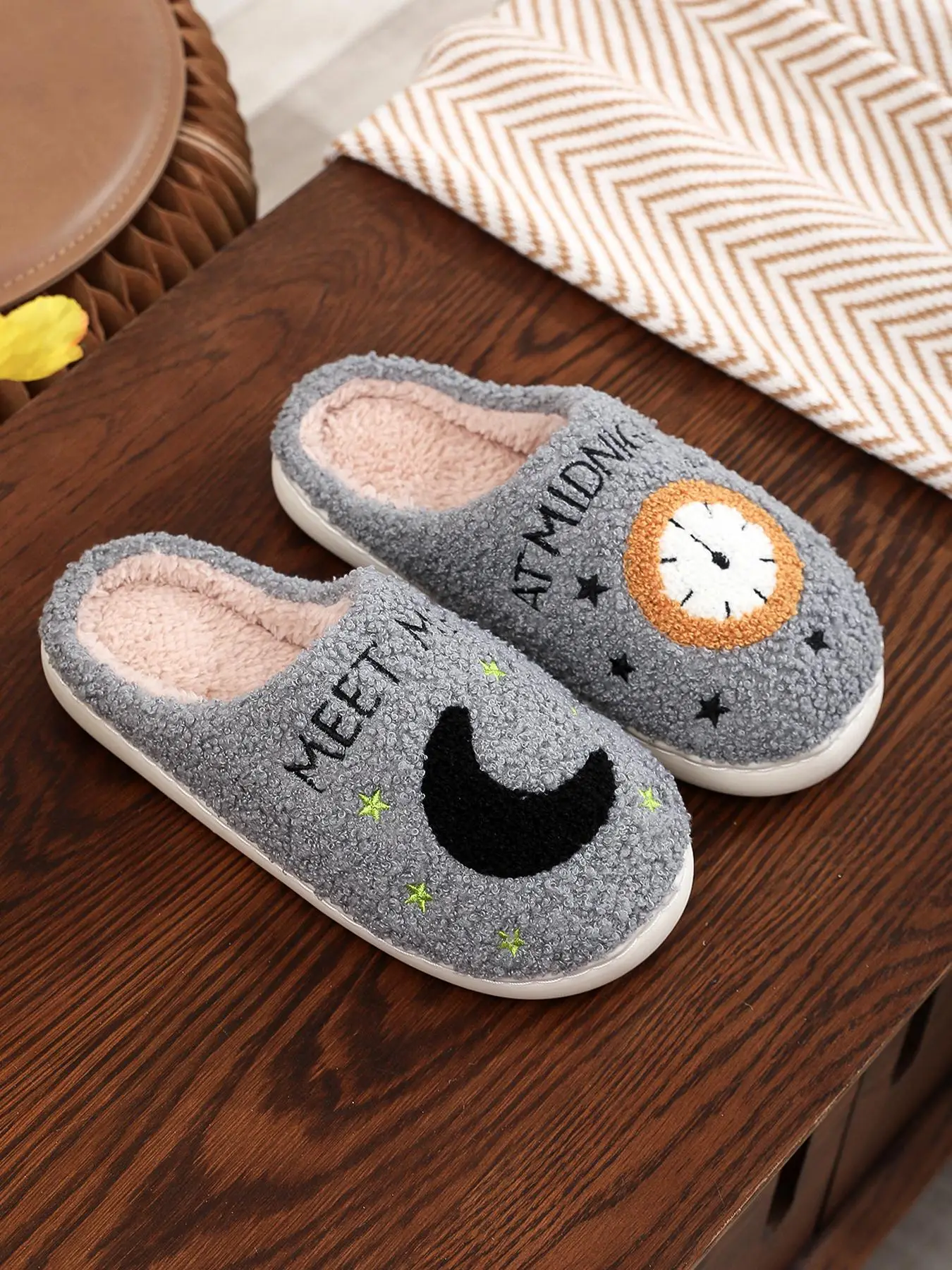 Women's Cute Cartoon Letter Pattern Soft Warm Flat Fluffy Slip on House Slippers, Autumn and Winter Style Plush Fuzzy Comfortable and Fashionable Non-