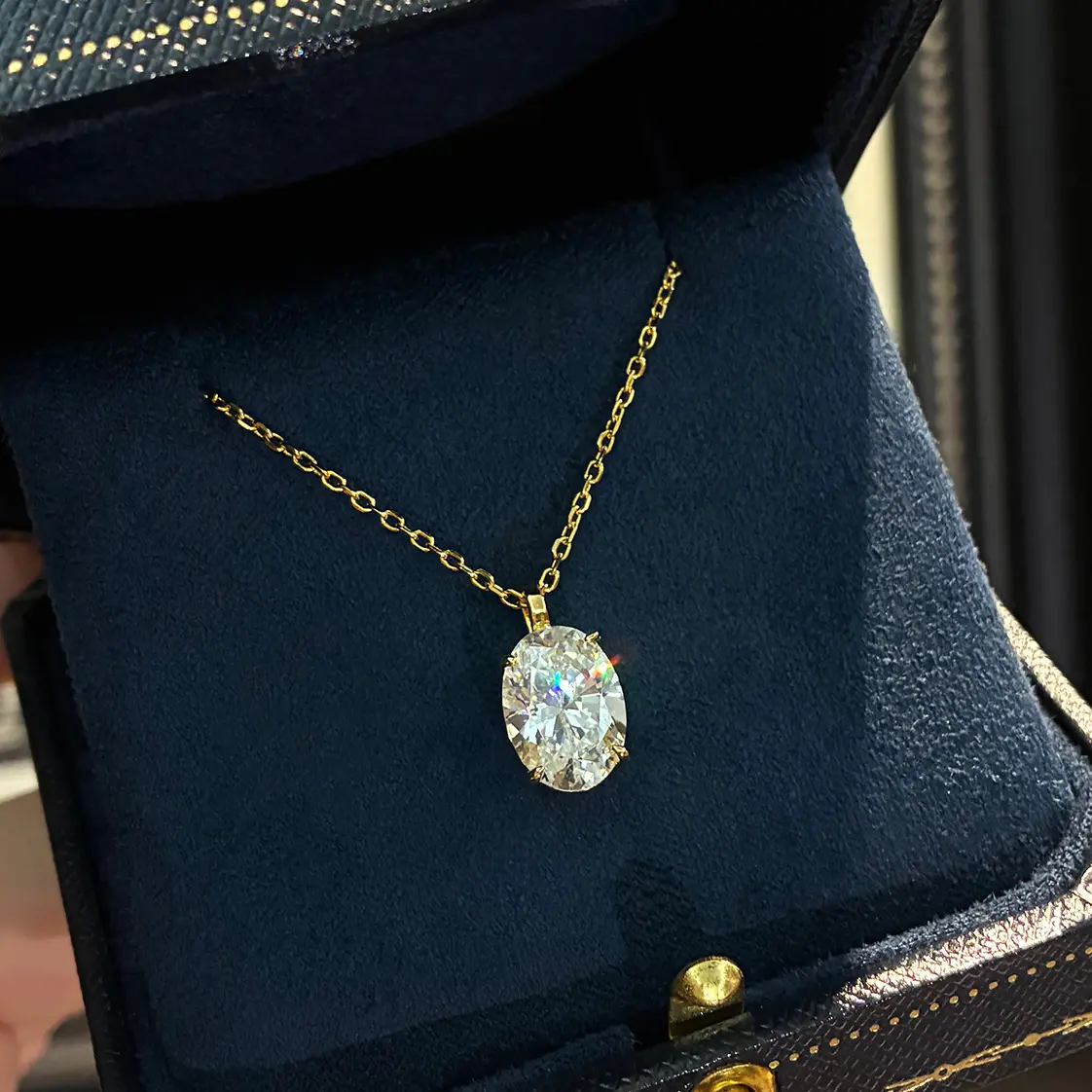 Elegant and dazzling 4-carat oval-cut pigeon egg pendant necklace for women, a niche collarbone chain with a refined and simple design