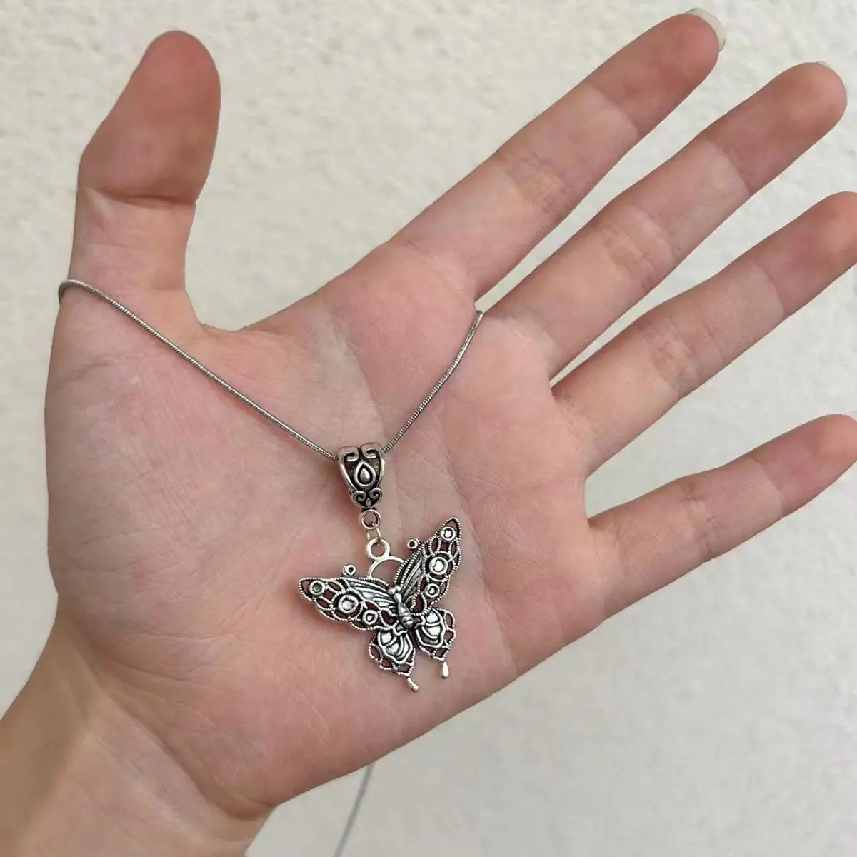 Women's Retro Silver Distressed Finish Butterfly Clavicle Necklace - Artificial Gemstone Jewelry, Symbol of Growth & Freedom, Unisex Daily Wear Gift Necklace, Daily Wear Necklace