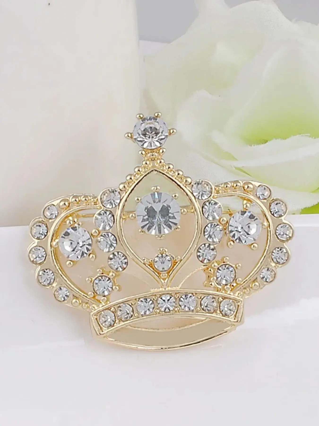 Women Zinc Alloy Crown Brooch Pin Clip, Elegant Design for Women Jewelry Collection, Perfect Gift Idea for Her, Jewellery, Fashion Accessory, Bling Stylish Accessory, Exquisite Brooch