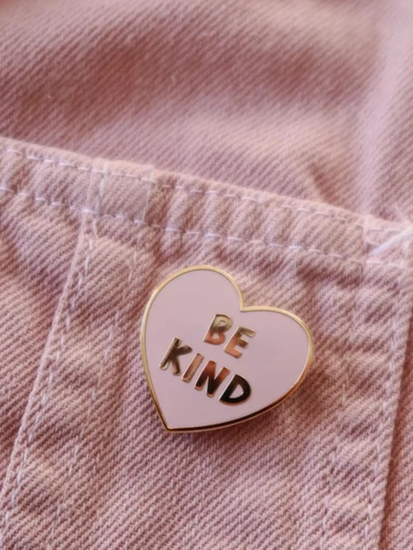 1PC Be Kind Enamel Pin, Lapel Pin, Heart Kindness Badge,Pink Love Brooch, Brooch Pins, Positive Quote Gift,Mental Health Reminder, Gifts for Family, Friends, and Classmates,Teacher and Self-care Pin, Fashion Accessory