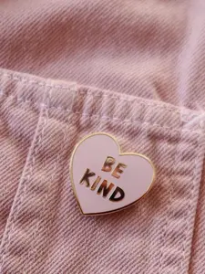 1PC Be Kind Enamel Pin, Lapel Pin, Heart Kindness Badge,Pink Love Brooch, Positive Quote Gift,Mental Health Reminder, Gifts for Family, Friends, and Classmates,Teacher and Self-care Pin, Fashion Accessory