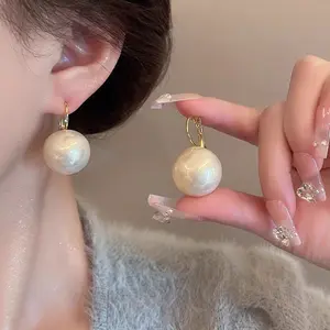 Pearl earrings with a Hong Kong-style elegant temperament, unique design for women, niche and distinctive with a European and American minimalist vibe Gold