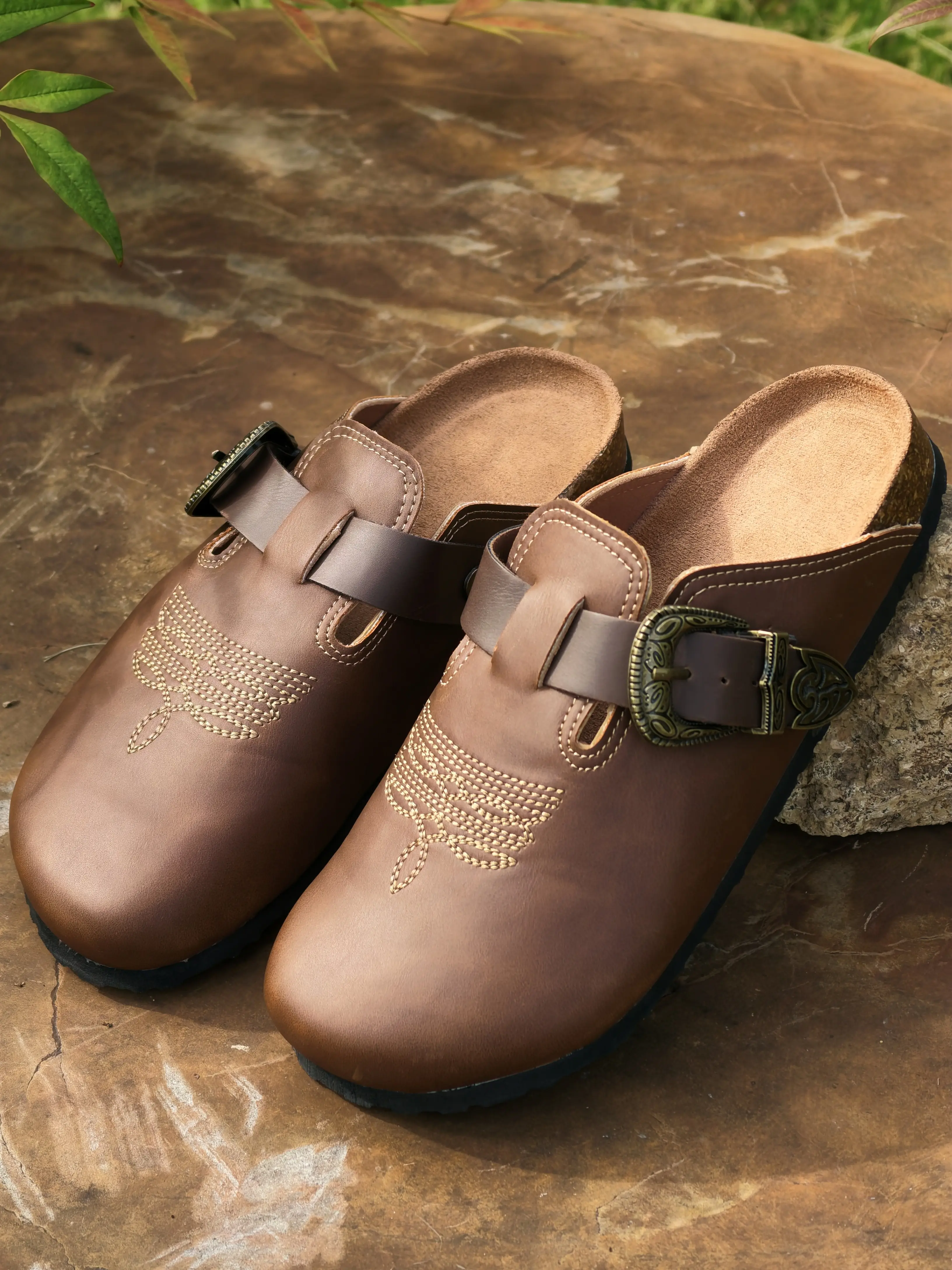 Unisex Brown Faux Leather Backless Casual Shoes Western Embroidered Mules Closed Toe Cork Footbed Sandals Adjustable Buckle Strap Footwear For Men And Women Cowboy Cowgirl Indoor Outdoor Walking Round Toe Flat Heel Wear Resistant Anti Slip Soft Sole Basic