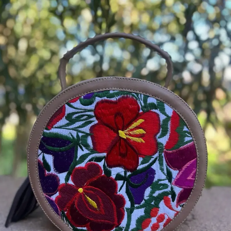 bolsa de piel redonda $65 -  Mexican Leather Bag Hermosa Bolsa de Piel 100% Ternero with Floral Embroidery & Gold Charm Artisanal Handcrafted Chiapaneco Handbag, bolsa artesanal