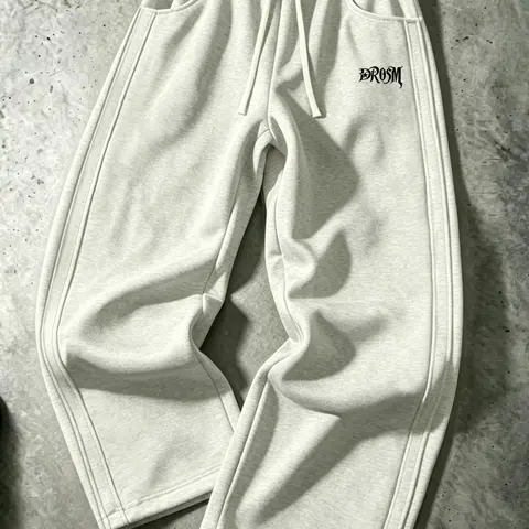 Men’s fashion casual athletic sweatpants with pocket print design and adjustable drawstring, suitable for autumn and winter wear.