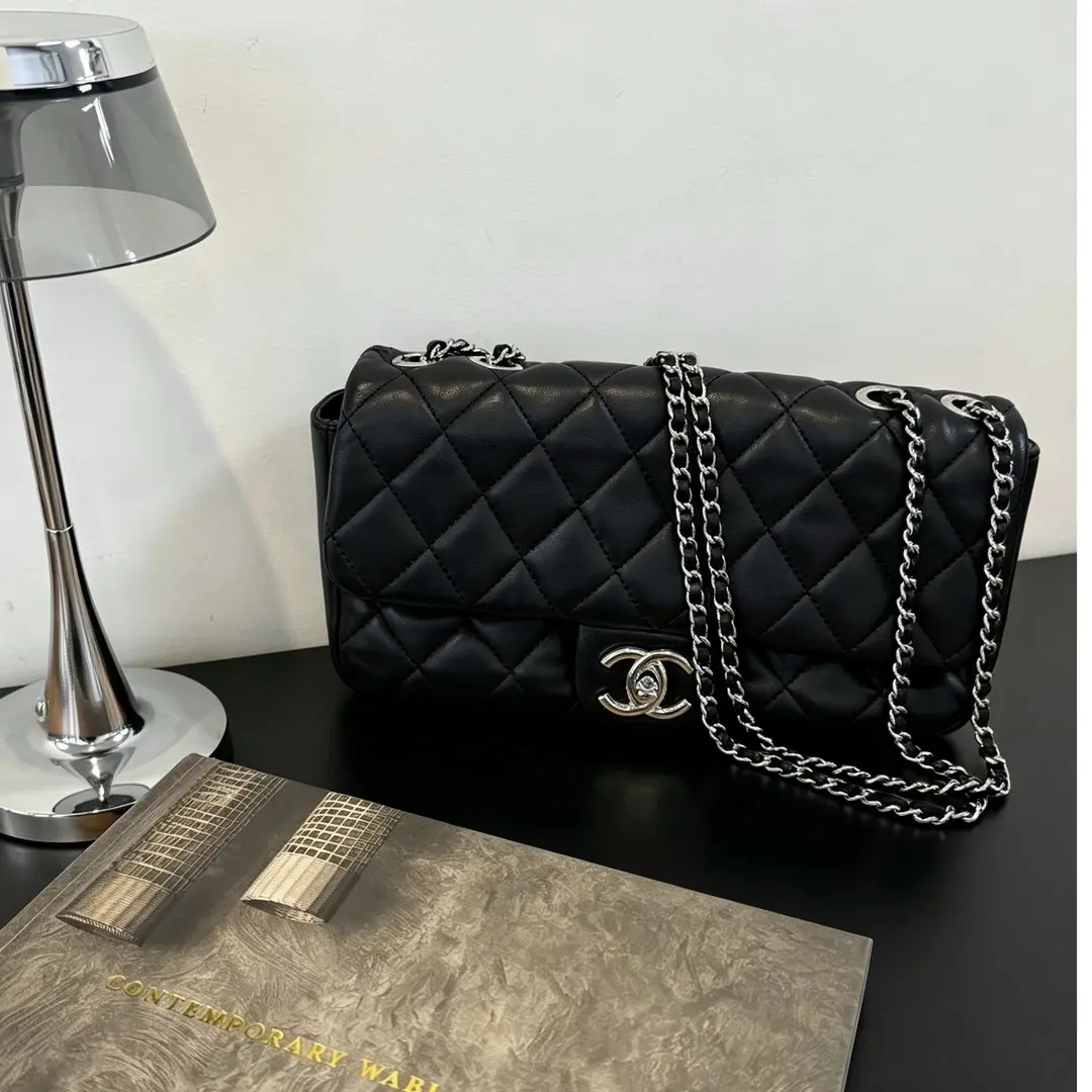 Pre-owned CHANEL Pearl Chain Flap Bag AS260701002