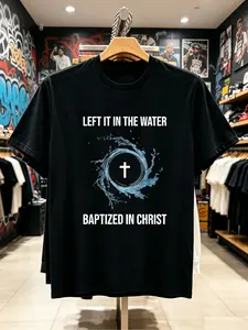 1pc Men' Christian Faith Water Baptism T-Shirt - Left It In The Water Baptism Round Neck Casual Tee Suitable for Church Baptism Ceremonies & Casual Attire Machine Washable Religious Apparel for